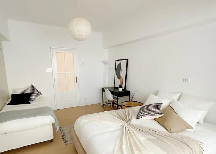 Soar L Av L Elegant Urban Quick Airport Access