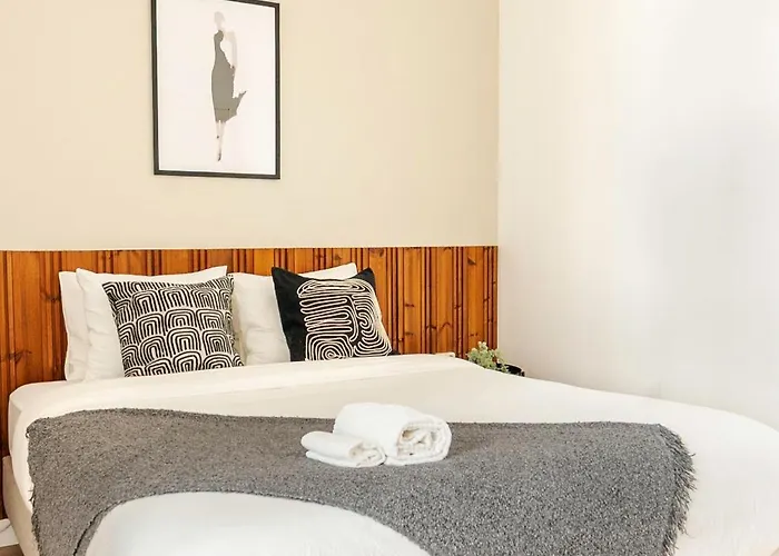 Soar L Av L Elegant Urban Quick Airport Access