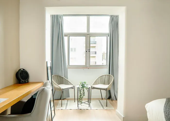 Soar L Av L Elegant Urban Quick Airport Access